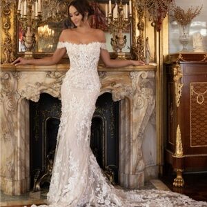Elegant Off-Shoulder Lace Wedding Dress